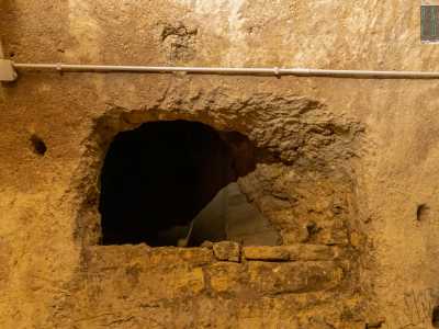 �A tal proposito  - interviene la guida - c�� chi sostiene che quel grosso buco nel muro che vedete servisse come cunicolo utile alla fuga, portando sino alla Chiesa di Sant�Angelo distante 400 metri da qui�